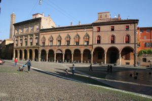 A sinistra è il palazzo Isolani, al centro il palazzo Bolognini, a destra il palazzo Bianchini