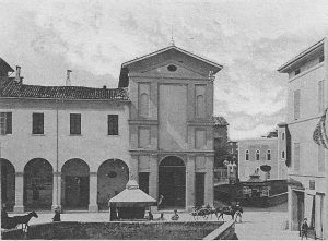 L'edificio religioso al centro della foto è l'oratorio di San Sebastiano, demolito dopo i bombardamenti della seconda guerra mondiale.