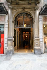 L'ingresso della Galleria Giovanni Acuaderni, che coincide con l'antico vicolo detto Pellatoio Nuovo.
