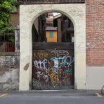 Il portone al numero 6/A di piazza Malpighi che chiude la via delle Masegne.