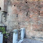Particolare della Grada Nel muro si notano tracce degli antichi merli che diedero il nome di "Ponte dei Merli" all'attraversamento del Canale di Reno.