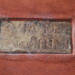 Via de' Facchini: in vicolo de' Facchini all'angolo con via Marsala. Il vicolo nel 1878 era cieco essendo allora questo tratto del vicolo spazio privato e chiuso. Lapidetta Via De' Facchini