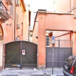 Il portone che chiude il vicolo, accanto all'altro che chiude l'accesso al numero 7 di via San Giorgio.
