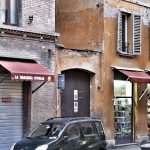 Il portone che chiude la via delle Masegne su via Alfredo Testoni.