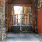 L'accesso su via San Vitale.