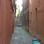 Il vicolo a meridione del muro dell'antico convento.