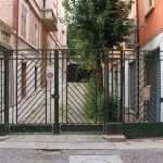 Il cancello che chiude il relitto di vicolo su via del Cestello.