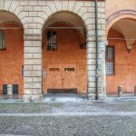 Il portonte che chiude la scomparsa via La-Magna su via Santo Stefano.