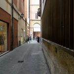 Vicolo degli Ariosti: vista verso via dell'Indipendenza.