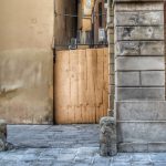 L'accesso al vicolo (ora chiuso) da Strada Maggiore.