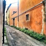Il vicolo visto da via Schiavonia.