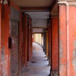 Via del Fossato: caratteristico portico sul lato di ponente
