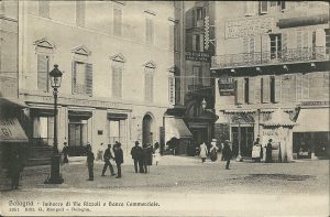Imbocco di Via Rizzoli e Banca Commerciale