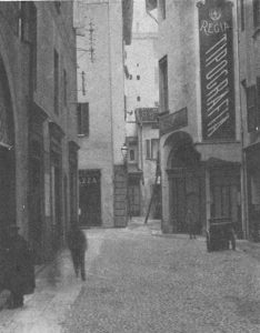 Il cortile in fondo è la Corte del pozzo del Capitano, con il vicolo detto delle massaie. (Testo e immagine dal libro di Angelo Finelli "Bologna nel Mille ...".