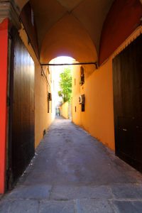 Ingresso dell'Androna di San Lorenzo da via San Felice, tra i numeri 5 e 7.