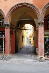 Ingresso dell'Androna di San Lorenzo da via San Felice, tra i numeri 5 e 7.