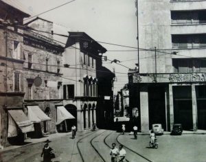 Via delle Lame prima degli abbattimenti del lato sinistro, venendo dal centro. L'Androna di San Lorenzo usciva in via delle Lame tra le prime due case visibili sulla sinistra