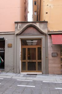 Chiusura dell'Androna di San Marco su via Zamboni.