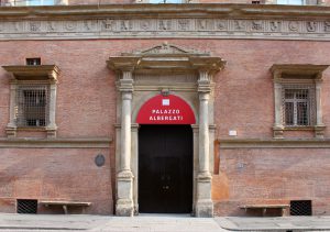 Ingresso principale (numero 28, antico 150).
