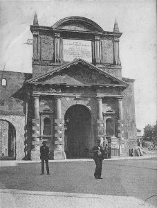 Porta Maggiore prima degli abbattimenti dei primi anni del 1900. La porta era stata ricostruita da Gian GIacomo Dotti nella forma che è qui visibile.