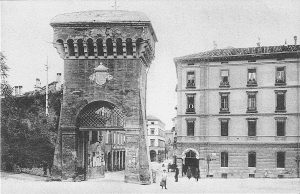 Porta San Mamolo nel 1903, poco prima del suo abbattimento. La parte di mura a levante è già stata demolita.