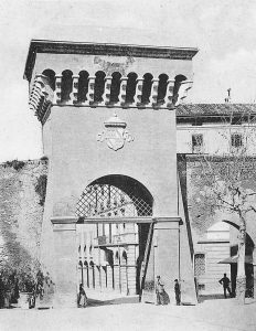 La porta fu abbattuta nel 1903. Sulla destra si scorge l'arco del primitivo varco aperto nel secolo XIII.
