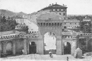 Porta Saragozza venne pesantemente modificata nel 1859 grazie ad interventi dell'architetto Enrico Brunetti Rodati, su suggerimento di un'apposita "Deputazione per la riforma di Porta Saragozza". Nella fotografia, sul piano stradale, si notano le rotaie della tramvia per il Meloncello, attivata nel 1883 e poi prolungata fino a Casalecchio di Reno, la qual cosa rese necessario un intervento sull'arco del Meloncello per permettere il passaggio del treno.