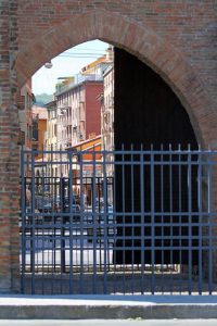 Via Mascerella attraverso la porta