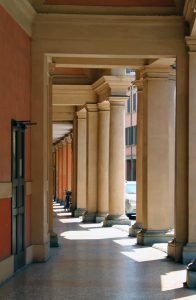 Sotto al portico della chiesa