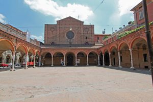 La piazzetta con il quadriportico antistante la chiesa.