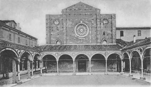 Questa immagine (da cartolina) è anteriore al 1905. Da notare i rinforzi in mattoni (a sinistra) agli archi del quadriportico. Il colonnato del quadriportico è spesso stato soggetto a crolli e rischi di crollo causati dalla eccessiva distanza tra una colonna e l'altra e dalla esilità delle colonne stesse.
