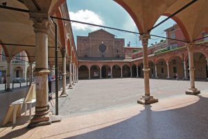 La piazzetta antistante la chiesa