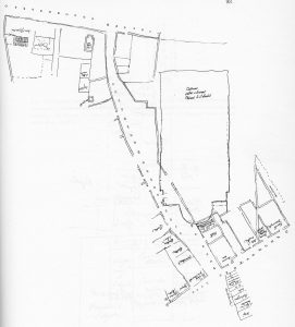 (Nord verso destra). E' disegnata la sagoma della nuova chiesa di Santa Lucia (ora Aula Magna dell'Università di Bologna) e lo scomparso Campo di Santa Lucia, il vicolo che congiungeva Strada Castiglione a via de' Chiari. Di questo vicolo è rimasto un relitto su via de' Chiari, oggi utilizzato come accesso all'Aula Absidale dell'Aula Magna.