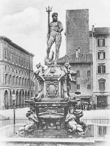 La foto è ante 1888 (anno in cui fu eliminata la cancellata). Dietro la casa Stagni deve ancora essere restaurata.