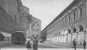 Ha questo nome da quando fu inaugurata la statua nel novembre 1879. Già Piazza della Pace e Piazza del Pavaglione.