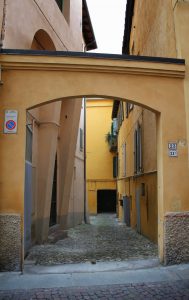 Imbocco dell'antico Borgo della Noce o del Crocifisso.