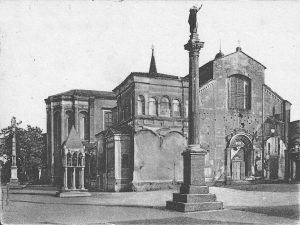 E' stato demolito (1876) il portico antistante la facciata della basilica, ma il fronte non è ancora stato restaurato (lo sarà nel 1909). Immagine da cartolina (collezione privata).