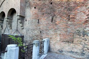 Nel muro si notano tracce degli antichi merli che diedero il nome di "Ponte dei Merli" all'attraversamento del Canale di Reno.