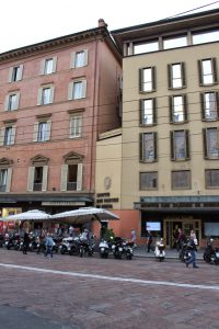Come appariva all'inizio del XX secolo l'accesso dello scomparso Vicolo delle Olle. Riconoscibile il cartello dell'Hotel Stella d'Italia Aquila Nera.