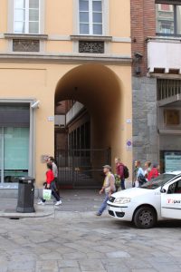 Gli accessi della Via Pini sul Mercato di Mezzo (oggi via Rizzoli)