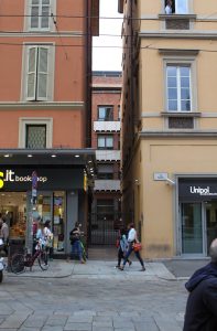 Gli accessi della Via Pini sul Mercato di Mezzo (oggi via Rizzoli)