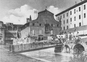 Canale Cavaticcio con il ponticello e, dietro, l'edificio della Dogana del Porto.