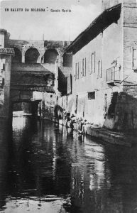 Uscita del Canale. A sinistra l'edificio della Dogana del Porto. Al centro lavandaie all'opera.