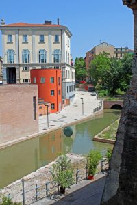 Ciò che rimane del Porto di Bologna. Il Canale Cavaticcio in realtà scorre tre metri sotto lo specchio d'acqua che in realtà è una vasca di acqua creata recentemente.