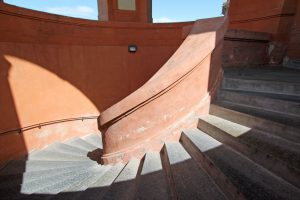 La scala elicoidale della torre meridionale di accesso alla tribuna.