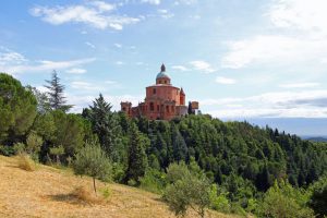 La basilica vista dalla via di San Luca, nei pressi del parcheggio. Da notare l'edificio dell'acquedotto ed il piccolo campanile (resto della chiesa del 1696) dotato di cuspide (costruita alla fine del XIX secolo).