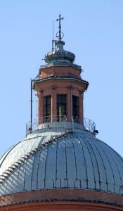 La cupola con la scaletta esterna per mezzo della quale si raggiunge la sommità.
