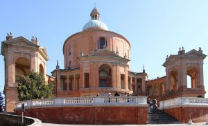 Fronte e tribuna del Santuario.