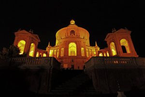 Suggestiva immagine notturna del Santuario della Beata Vergine di San Luca.
