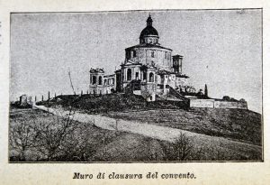 Il campanile è senza l'attuale guglia,